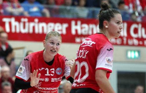 Handball 1. Bundesliga Damen THC - Frisch Auf Göppingen 30.12.18, Bad Langensalza, Handball 1.Bundesliga Damen, Saison 2018 2019, Thüringer Handballclub, THC - Frisch Auf Göppingen im Bild Maike Schmelzer gibt Anweisungen, re. Emiliy Bölk (THC)