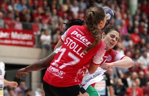 Handball 1. Bundesliga Damen THC - Frisch Auf Göppingen 30.12.18, Bad Langensalza, Handball 1.Bundesliga Damen, Saison 2018 2019, Thüringer Handballclub, THC - Frisch Auf Göppingen im Bild Alicia Stolle und Josefine Huber (THC) gegen Prudence Kinlend (Göppingen)