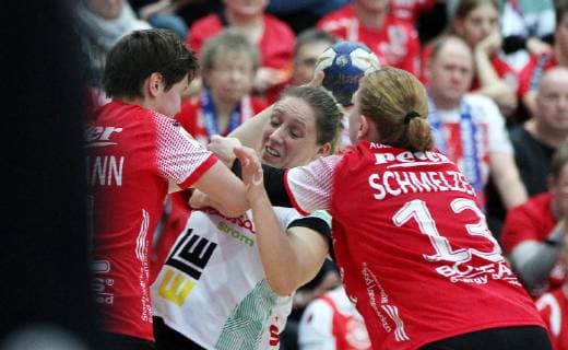 Handball 1. Bundesliga Damen THC - Frisch Auf Göppingen 30.12.18, Bad Langensalza, Handball 1.Bundesliga Damen, Saison 2018 2019, Thüringer Handballclub, THC - Frisch Auf Göppingen im Bild Ina Grossmann und Maike Schmelzer (THC) gegen Annika Blanke (Göppingen)