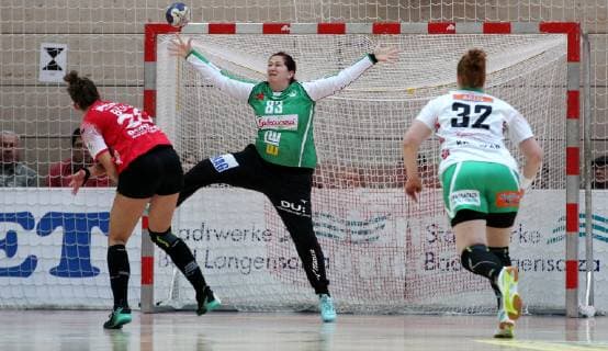 Handball 1. Bundesliga Damen THC - Frisch Auf Göppingen 30.12.18, Bad Langensalza, Handball 1.Bundesliga Damen, Saison 2018 2019, Thüringer Handballclub, THC - Frisch Auf Göppingen im Bild Emiliy Bölk (THC) gegen Torhüterin Edit Lengyel (Göppingen)