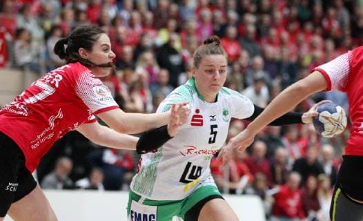 Handball 1. Bundesliga Damen THC - Frisch Auf Göppingen 30.12.18, Bad Langensalza, Handball 1.Bundesliga Damen, Saison 2018 2019, Thüringer Handballclub, THC - Frisch Auf Göppingen im Bild Josefine Huber (THC) gegen Annika Blanke (Göppingen)