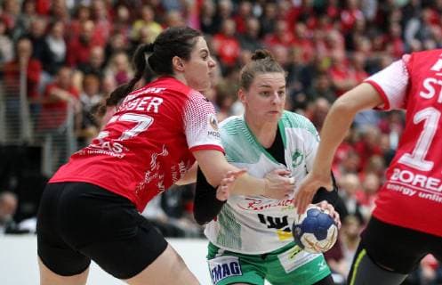 Handball 1. Bundesliga Damen THC - Frisch Auf Göppingen 30.12.18, Bad Langensalza, Handball 1.Bundesliga Damen, Saison 2018 2019, Thüringer Handballclub, THC - Frisch Auf Göppingen im Bild Josefine Huber (THC) gegen Annika Blanke (Göppingen)