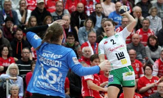 Handball 1. Bundesliga Damen THC - Frisch Auf Göppingen 30.12.18, Bad Langensalza, Handball 1.Bundesliga Damen, Saison 2018 2019, Thüringer Handballclub, THC - Frisch Auf Göppingen im Bild Torhüterin Ann-Cathrin Giegerich (THC) gegen Anja Brugger (Göppingen)