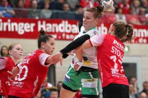 Handball 1. Bundesliga Damen THC - Frisch Auf Göppingen 30.12.18, Bad Langensalza, Handball 1.Bundesliga Damen, Saison 2018 2019, Thüringer Handballclub, THC - Frisch Auf Göppingen im Bild Emiliy Bölk und Alicia Stolle (THC) gegen Annika Blanke (Göppingen)