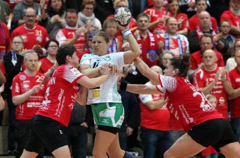 Handball 1. Bundesliga Damen THC - Frisch Auf Göppingen 30.12.18, Bad Langensalza, Handball 1.Bundesliga Damen, Saison 2018 2019, Thüringer Handballclub, THC - Frisch Auf Göppingen im Bild Ina Grossmann und Emiliy Bölk (THC) gegen Michaela Hrbkova (Göppingen)