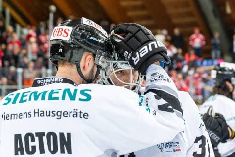 30.12.2018 - Eishockey - Saison 2018 2019 - Spengler Cup - Halbfinale: Team Canada - Thomas Sabo Ice Tigers Icetigers Nürnberg - ThHa - Will Acton (41, Thomas Sabo Ice Tigers ) klatscht mit Niklas Treutle (31, Thomas Sabo Ice Tigers ) ab