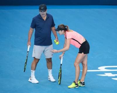 Belinda Bencic trainiert und spricht mit Vater ,Trainer,coach,Training Copyright: xJuergenxHasenkopfx