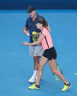 Belinda Bencic trainiert und spricht mit Vater ,Trainer,coach,Training Copyright: xJuergenxHasenkopfx