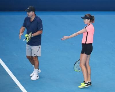 Belinda Bencic trainiert und spricht mit Vater ,Trainer,coach,Training Copyright: xJuergenxHasenkopfx