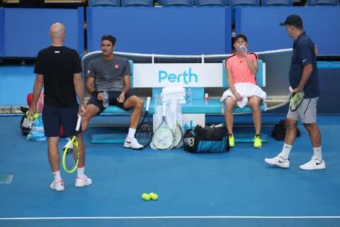 Trainingspause,L-R. Trainer Ivan Ljubicic,Roger Federer, Belinda Bencic, und Vater,Trainer Ivan Bencic ,Training, Copyright: xJuergenxHasenkopfx