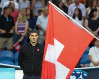 Roger Federer steht neben der Fahne,Flagge waehred die National Hymne gespielt wird, Copyright: xJuergenxHasenkopfx
