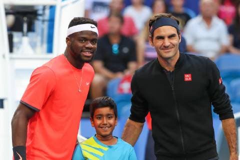 Roger Federer und Frances Tiafoe posen am Netz Tennis - Hopman Cup New Year™s Eve Gala - ITF - Crown Perth Grand Ballroom - Perth - Western Australia - Australia - 1 January 2019. Â Copyright: xJuergenxHasenkopfx