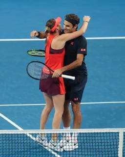 Sport Bilder des Tages Belinda Bencic und Roger Federer umarmen sich nach ihrem Sieg, Mixed Double Copyright: xJuergenxHasenkopfx