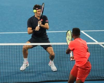 Roger Federer wird von einem Frances Tiafoe Ball getroffen, Mixed Double Copyright: xJuergenxHasenkopfx