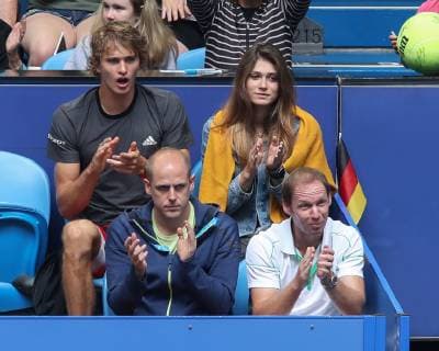 Team Germany, Alexander Zverev sitzt mit Olya Sharypova in der Spielerloge und verfolgt das Spiel, vorne sitzen R-L Angelique Kerber Trainer,coach Rainer Schuettler und Physiotherapeut Andre Kreidler. Copyright: xJuergenxHasenkopfx