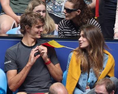 Sport Themen der Woche KW01 Sport Bilder des Tages Team Germany, Alexander Zverev (schreibt Autogramme fuer Kinder) sitzt mit Olya Sharypova in der Spielerloge und verfolgt das Spiel, Copyright: xJuergenxHasenkopfx
