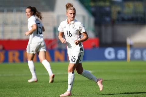 vorne, Linda Dallmann ( Deutschland 16 ), Fussball - Deutschland vs. Oesterreich - Frauen Laenderspiel, Essen , 06.10.2018 , DFB regulations prohibit any use of photographs as image sequences and or quasi-video Essen Stadion Hafenstrasse NRW Deutschland