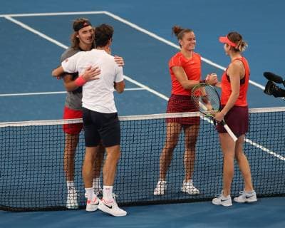 Sport Bilder des Tages Roger Federer und Belinda Bencic gratulieren Maria Sakkari und Stefanos Tsitsipas zu ihrem Sieg,Jubel,Freude,Emotion ,Mixed Doubles Copyright: xJuergenxHasenkopfx