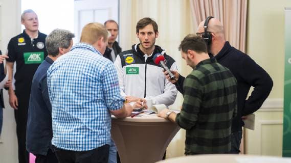 Uwe Gensheimer wird fuer Interviews von Journalisten umringt. Pressekonferenz des DHB vor dem Start der Weltmeisterschaft, Handball, 03.01.19 Hamburg Hamburg Germany Steigenberger Hotel Treudelberg Copyright: xAgentur54Gradx xFelixxKoenigx