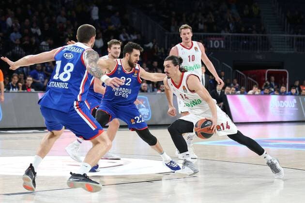 Sport Themen der Woche KW01 Sport Bilder des Tages l-r: im Zweikampf, Aktion, mit Adrien Moerman 18 (Anadolu Efes Istanbul), Vasilije Micic 22 (Anadolu Efes Istanbul) und Nihad Djedovic 14 (FC Bayern Basketball), Anadolu Efes Istanbul vs. FC Bayern Basketball, Basketball, Euroleague, 03.01.2019 Istanbul Tuerkei Tuerkei *** l r in duel action with Adrien Moerman 18 Anadolu Efes Istanbul Vasilije Micic 22 Anadolu Efes Istanbul and Nihad Djedovic 14 FC Bayern Basketball Anadolu Efes Istanbul vs. FC Bayern Basketball Basketball Euroleague 03 01 2019 Istanbul Turkey Turkey Copyright: xkolbert-press MatthiasxStickelx