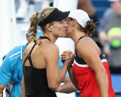 Sport Bilder des Tages Ashleigh Barty gratuliert der Siegerin Angelique Kerber Copyright: xJuergenxHasenkopfx