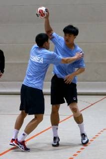 Handball, Herren, Saison 2018 19, Weltmeisterschaft 2019 in Deutschland und Dänemark, öffentliches Training Korea, zwei Spieler aus Nord-Korea (li.) und Süd-Korea (re.) beim Training, 04.01.19, Copyright: xMichaelxHundtx xMatthiasxKochx