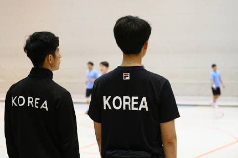 Handball, Herren, Saison 2018 19, Weltmeisterschaft 2019 in Deutschland und Dänemark, öffentliches Training Korea, koreanische Pyhsiotherapeuten beobachten das Training, 04.01.19, Copyright: xMichaelxHundtx xMatthiasxKochx