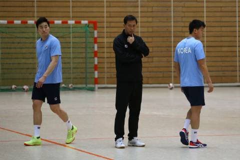 Handball, Herren, Saison 2018 19, Weltmeisterschaft 2019 in Deutschland und Dänemark, öffentliches Training Korea, Co-Trainer Sin Myung Chol (Nord-Korea, mi.), 04.01.19, Copyright: xMichaelxHundtx xMatthiasxKochx