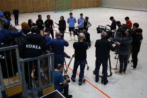 Handball, Herren, Saison 2018 19, Weltmeisterschaft 2019 in Deutschland und Dänemark, öffentliches Training Korea, Medienrunde nach dem Training, 04.01.19, Copyright: xMichaelxHundtx xMatthiasxKochx