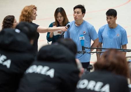 Der Suedkoreaner und Kapitaen Suyoung Jung und der Nordkoreaner Song Jin Ri (l-r) waehrend eines Pressegespraechs in der Halle. Handball Oeffentliches Training der gemeinsamen Handballmannschaft aus Nord- und Suedkorea in Vorbereitung auf die Handball Weltmeisterschaft 2019 in DEN GER im Horst-Kober Sportzentrum in Berlin, Deutschland am 04.01.2019,