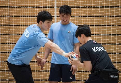 Ein Betreuer der Mannschaft zieht am Ball, den ein Spieler festhaelt. Handball Oeffentliches Training der gemeinsamen Handballmannschaft aus Nord- und Suedkorea in Vorbereitung auf die Handball Weltmeisterschaft 2019 in DEN GER im Horst-Kober Sportzentrum in Berlin, Deutschland am 04.01.2019,