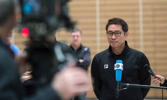 Cheftrainer Young Shin Cho waehrend eines Pressegespraechs in der Halle. Handball Oeffentliches Training der gemeinsamen Handballmannschaft aus Nord- und Suedkorea in Vorbereitung auf die Handball Weltmeisterschaft 2019 in DEN GER im Horst-Kober Sportzentrum in Berlin, Deutschland am 04.01.2019,