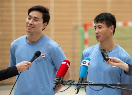 Der Suedkoreaner und Kapitaen Suyoung Jung und der Nordkoreaner Song Jin Ri (l-r) waehrend eines Pressegespraechs in der Halle. Handball Oeffentliches Training der gemeinsamen Handballmannschaft aus Nord- und Suedkorea in Vorbereitung auf die Handball Weltmeisterschaft 2019 in DEN GER im Horst-Kober Sportzentrum in Berlin, Deutschland am 04.01.2019,