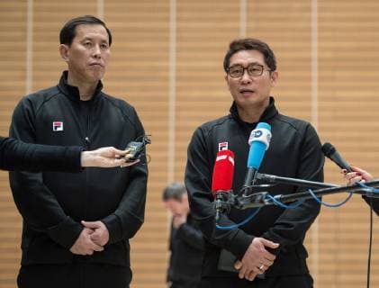 Trainer Myong Chol Sin und Cheftrainer Young Shin Cho (l-r) waehrend eines Pressegespraechs in der Halle. Handball Oeffentliches Training der gemeinsamen Handballmannschaft aus Nord- und Suedkorea in Vorbereitung auf die Handball Weltmeisterschaft 2019 in DEN GER im Horst-Kober Sportzentrum in Berlin, Deutschland am 04.01.2019,