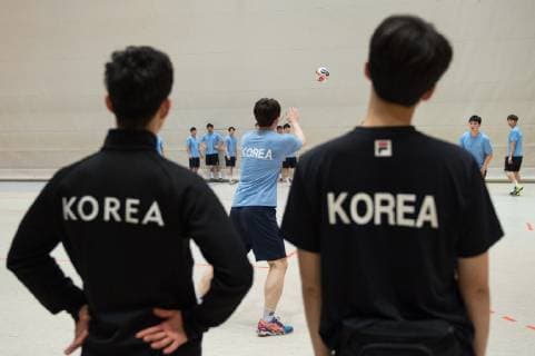 Betreuer der koreanischen Mannschaft beobachten das Training der Spieler. Handball Oeffentliches Training der gemeinsamen Handballmannschaft aus Nord- und Suedkorea in Vorbereitung auf die Handball Weltmeisterschaft 2019 in DEN GER im Horst-Kober Sportzentrum in Berlin, Deutschland am 04.01.2019,