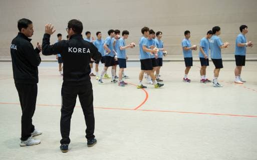 Trainer Myong Chol Sin und Cheftrainer Young Shin Cho (l-r) stehen auf dem Spielfeld. Handball Oeffentliches Training der gemeinsamen Handballmannschaft aus Nord- und Suedkorea in Vorbereitung auf die Handball Weltmeisterschaft 2019 in DEN GER im Horst-Kober Sportzentrum in Berlin, Deutschland am 04.01.2019,