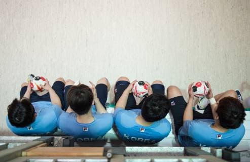 Spieler der Mannschaft sitzen nach dem Training zusammen in der Halle. Handball Oeffentliches Training der gemeinsamen Handballmannschaft aus Nord- und Suedkorea in Vorbereitung auf die Handball Weltmeisterschaft 2019 in DEN GER im Horst-Kober Sportzentrum in Berlin, Deutschland am 04.01.2019,