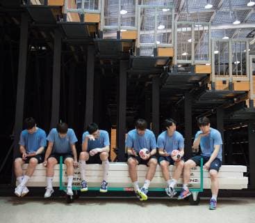 Spieler des Teams sitzen nach dem Training auf einem Transportwagen in der Halle. Handball Oeffentliches Training der gemeinsamen Handballmannschaft aus Nord- und Suedkorea in Vorbereitung auf die Handball Weltmeisterschaft 2019 in DEN GER im Horst-Kober Sportzentrum in Berlin, Deutschland am 04.01.2019,