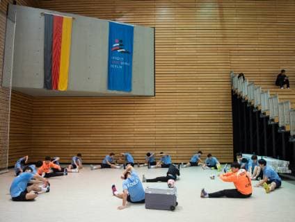 Die Spieler sitzen am Boden waehrend der Gymnastik. Handball Oeffentliches Training der gemeinsamen Handballmannschaft aus Nord- und Suedkorea in Vorbereitung auf die Handball Weltmeisterschaft 2019 in DEN GER im Horst-Kober Sportzentrum in Berlin, Deutschland am 04.01.2019,