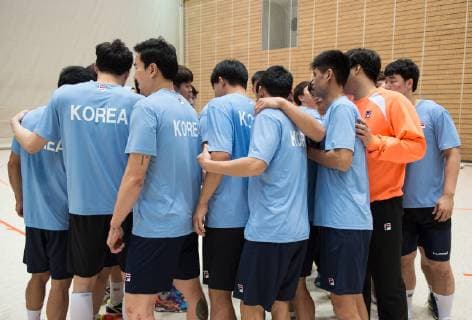 Nach dem Trainingsende kommen alle Spieler des Teams zusammen und bilden einen Kreis. Handball Oeffentliches Training der gemeinsamen Handballmannschaft aus Nord- und Suedkorea in Vorbereitung auf die Handball Weltmeisterschaft 2019 in DEN GER im Horst-Kober Sportzentrum in Berlin, Deutschland am 04.01.2019,