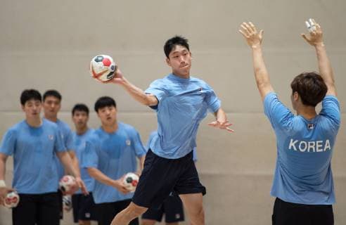 Feature - koreanische Spieler beim Wurftraining. Handball Oeffentliches Training der gemeinsamen Handballmannschaft aus Nord- und Suedkorea in Vorbereitung auf die Handball Weltmeisterschaft 2019 in DEN GER im Horst-Kober Sportzentrum in Berlin, Deutschland am 04.01.2019,