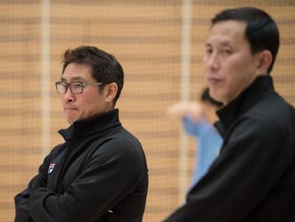 Cheftrainer Young Shin Cho und Trainer Myong Chol Sin (l-r) Handball Oeffentliches Training der gemeinsamen Handballmannschaft aus Nord- und Suedkorea in Vorbereitung auf die Handball Weltmeisterschaft 2019 in DEN GER im Horst-Kober Sportzentrum in Berlin, Deutschland am 04.01.2019,