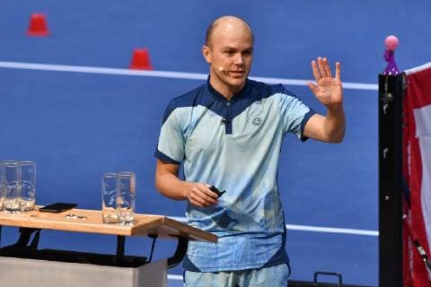 GER, Internationaler DTB Tenniskongress 2019 04.01.2018, Estrel Congress Center, Berlin, GER, Internationaler DTB Tenniskongress 2019 im Bild Ruben Neyens referiert zum Thema Kids Tennis Blue und gestikuliert