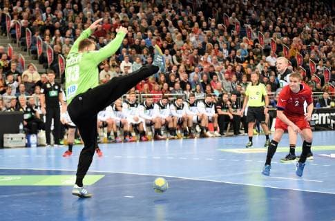 04.01.2019, xkhx Hannover, Tui-Arena Deutscher Handballbund, DHB Handball Länderspiel Deutschland (GER) gegen (Czech) Tschechien Torwart Andreas Wolff (GER) gegen Jakub Hrstka (Czech)