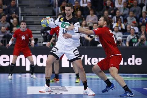 04.01.2019, TUI Arena, Hannover, Laenderspiel, Deutschland (GER) vs Tschechien (CZE), im Bild Hendrik Pekeler (13, GER) im Zweikampf mit Pavel Horak (13, CZE) Deutschland (GER) vs Tschechien (CZE)