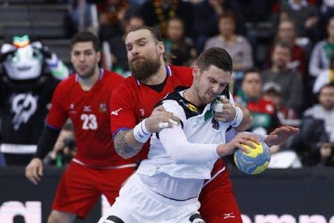 04.01.2019, TUI Arena, Hannover, Laenderspiel, Deutschland (GER) vs Tschechien (CZE), im Bild Hendrik Pekeler (13, GER) im Zweikampf mit Pavel Horak (13, CZE) Deutschland (GER) vs Tschechien (CZE)