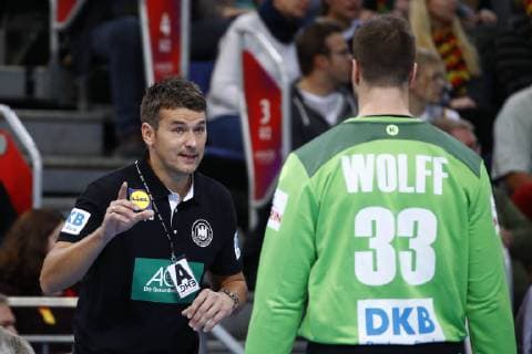 04.01.2019, TUI Arena, Hannover, Laenderspiel, Deutschland (GER) vs Tschechien (CZE), im Bild Christian Prokop (Nationaltrainer, GER) gibt Andreas Wolff (33, GER) Anweisungen Deutschland (GER) vs Tschechien (CZE)