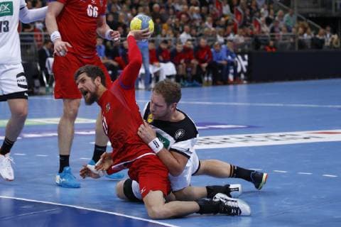 04.01.2019, TUI Arena, Hannover, Laenderspiel, Deutschland (GER) vs Tschechien (CZE), im Bild Steffen Weinhold (17, GER) im Zweikampf mit Ondrej Zdrahala (27, CZE) Deutschland (GER) vs Tschechien (CZE)
