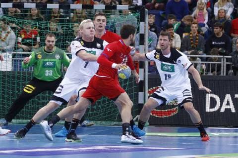 04.01.2019, TUI Arena, Hannover, Laenderspiel, Deutschland (GER) vs Tschechien (CZE), im Bild Patrick Wiencek (7, GER) und Martin Strobel (19, GER) blocken Ondrej Zdrahala (27, CZE) Deutschland (GER) vs Tschechien (CZE)