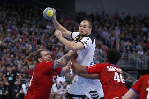 04.01.2019, TUI Arena, Hannover, Laenderspiel, Deutschland (GER) vs Tschechien (CZE), im Bild Pavel Horak (13, CZE) und Dieudonne Mubenzem (40, CZE) im Zweikampf mit Paul Drux (95, GER) Deutschland (GER) vs Tschechien (CZE)